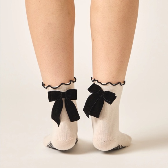 Lucky Honey Juliet Black Velvet Bow Grip Sock Cream Sock Pilates Barre - Picture 4 of 4